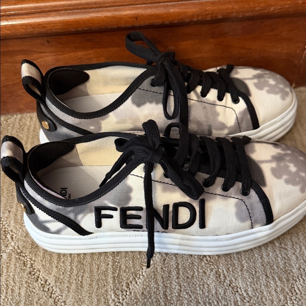 Fendi Monochrome Lace-Up Sneakers - Picture 2 of 4